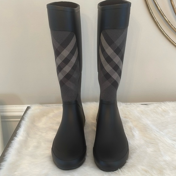 Burberry Rain Boots Signature House Check Black/Grey Size 39 EUC - Picture 2 of 13